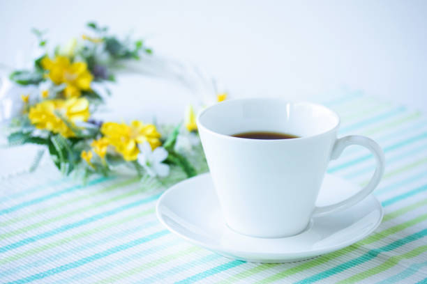 コーヒーと黄色の花の花輪