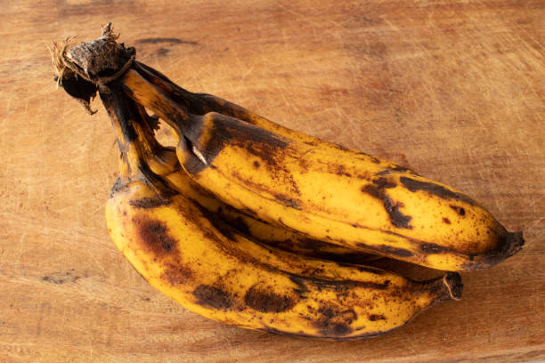 익은 바나나를 곁들인 무리 - banana rotting ripe above 뉴스 사진 이미지