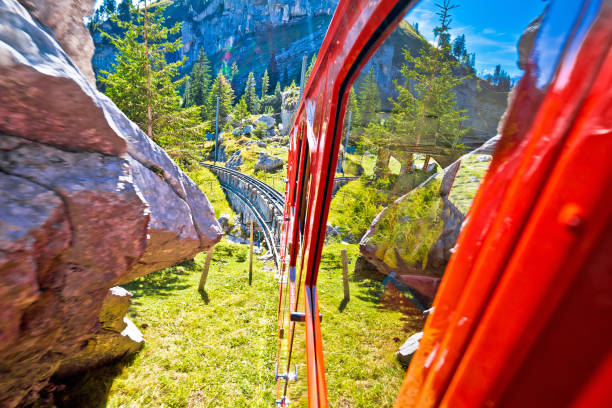 vista della discesa del monte pilatus dalla pilatusbahn ferroviaria a cremagliera più ripida del mondo - pilatus foto e immagini stock