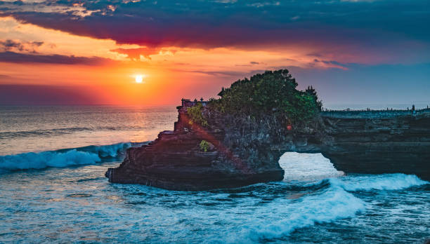 tempio dell'acqua di bali al tramonto - bali temple landscape seascape foto e immagini stock