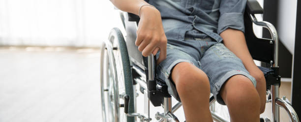 behinderten-polio-patient sitzt auf rollstuhl im krankenhaus, banner mit kopierraum - lähmung stock-fotos und bilder