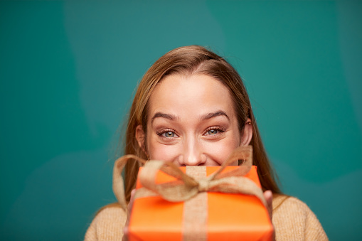 Studio shot
Made in Barcelona
Happy young woman holding a Saint Valentine's day gift.