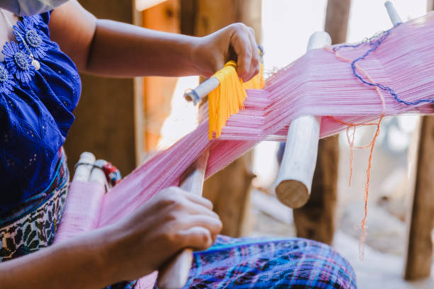 kobieta w typowej gwatemalskiej sukience tkania z kolorowymi nitkami w tkaczu - rdzenna rzemieślnik kobieta z gwatemali robi lokalne tkanie na wsi - guatemalan culture zdjęcia i obrazy z banku zdjęć