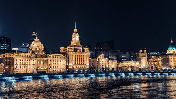 vista nocturna de los edificios de todas las naciones - shanghai the bund china night fotografías e imágenes de stock