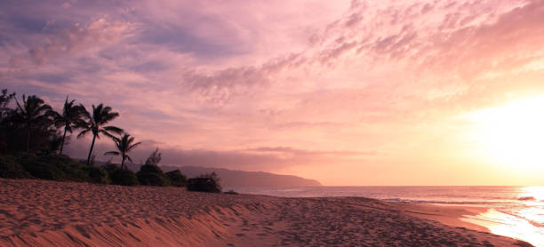 atardecer en islas de hawái - north shore hawaii islands oahu island fotografías e imágenes de stock