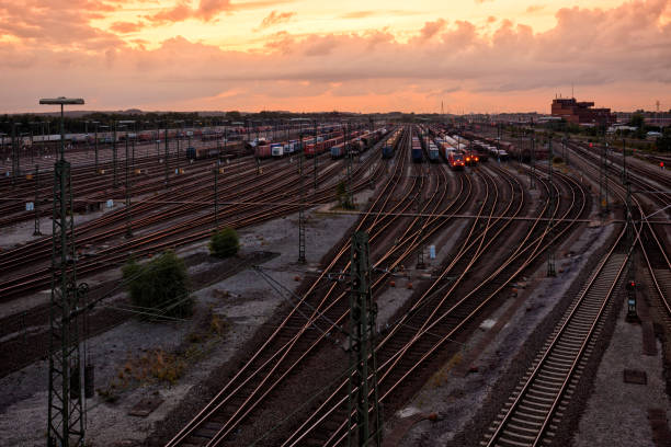 日没時のマーシャリングヤード - shunting yard freight train cargo container railroad track ストックフォトと画像