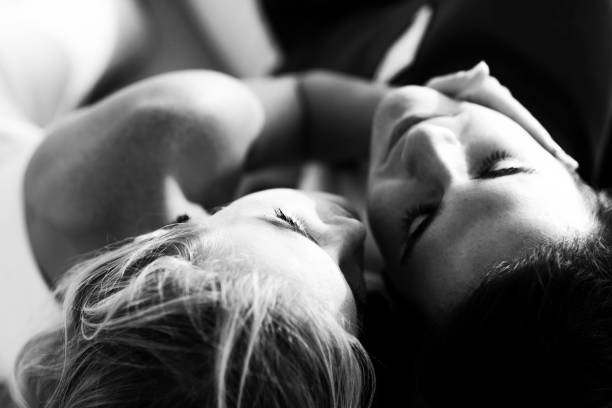 Blanco Y Negro Pareja En La Playa - Banco de fotos e imágenes de stock - iStock Blanco Y Negro Pareja En La Playa - Banco de fotos e imágenes de stock - iStock
