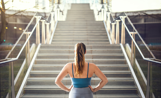 Mujer en ropa deportiva preparándose para correr escaleras. photo