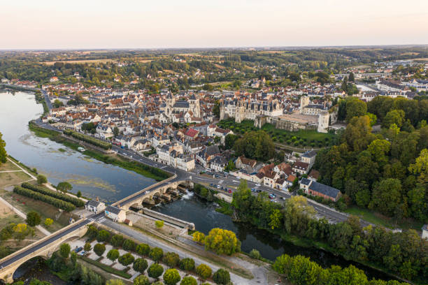 saint-aignan-sur-cher, eski castel ve nehir cher havadan görünümü, loir-et-cher içinde - cher stok fotoğraflar ve resimler