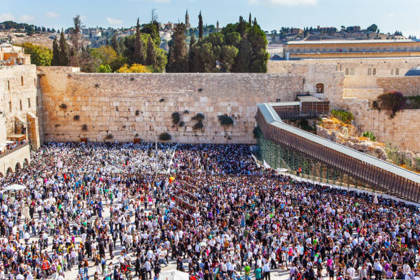 istock Huge crowd of praying Jews 1296481107