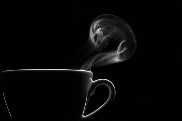 tazza di caffè con fumo in bianco e nero - dark image foto e immagini stock