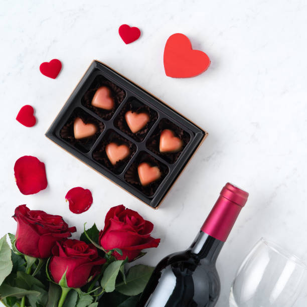 top-ansicht der valentinstag schokolade mit rose und wein, festliche geschenk-design-konzept - grape heart shape fruit bunch stock-fotos und bilder
