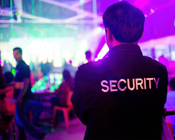 la guardia giurata sta regolando la situazione di sicurezza in un concerto evento in una discoteca. - security security guard event protection foto e immagini stock