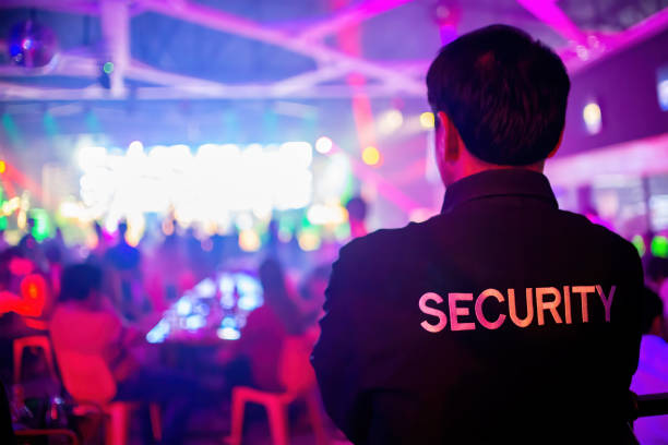 sicherheitsbeamte regeln die sicherheitslage bei einem veranstaltungskonzert in einem nachtclub. - sicherheitsgefühl stock-fotos und bilder