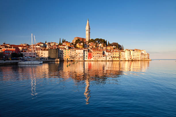vue du matin de la vieille ville rovinj, avec réflexion à la mer. istrie, croatie. - morning croatia blue sea photos et images de collection