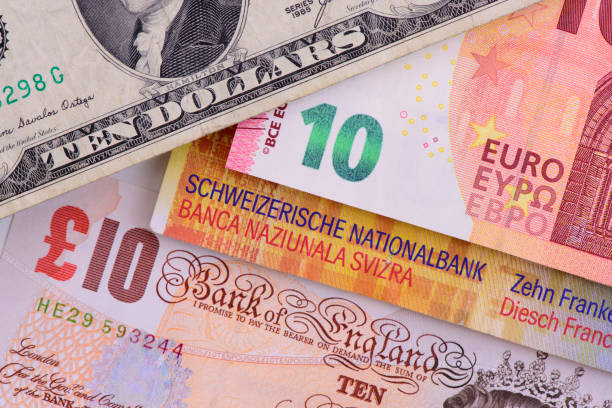 финансы и экономика с банкнотами валюты - currency exchange currency european union currency dollar стоковые фото и изображения