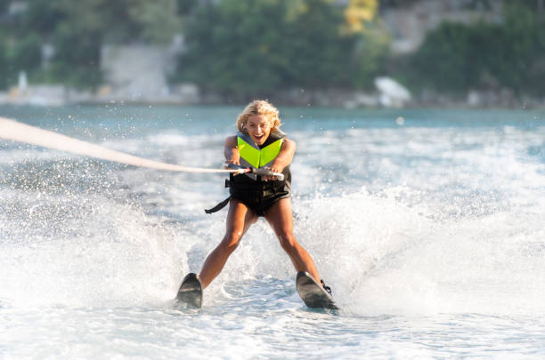 junge frau wasserski auf einem meer - color image season people wet stock-fotos und bilder