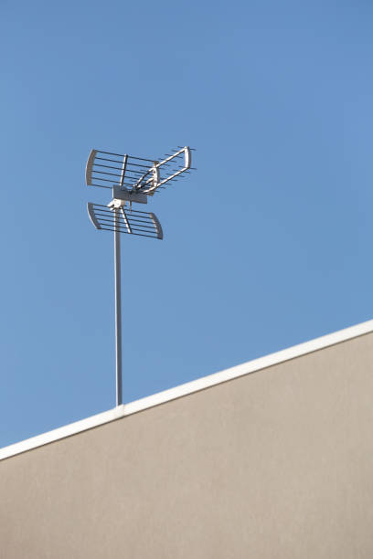 dachantenne gegen einen sauberen blauen himmel, braga, portugal. - television aerial roof antenna city stock-fotos und bilder