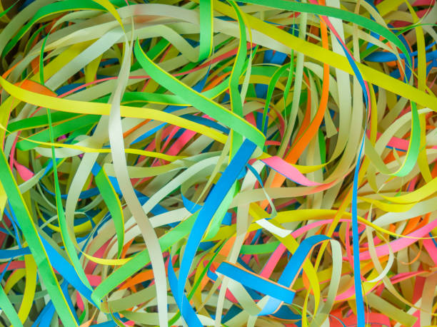 Abstract background close up colorful holiday paper ribbons.Celebration serpentine.Bunch of green,blue,pink,yellow curly mixed tapes,streamers.Concept of congratulation,festive event,fun.Copy space fondo abstracto de cerca cintas de papel de fiesta de colores. celebración serpentina. montón de cintas mezcladas rizadas verdes, azules, rosas, amarillas, serpentinas. concepto de felicitación, evento festivo, diversión. copiar espacio.