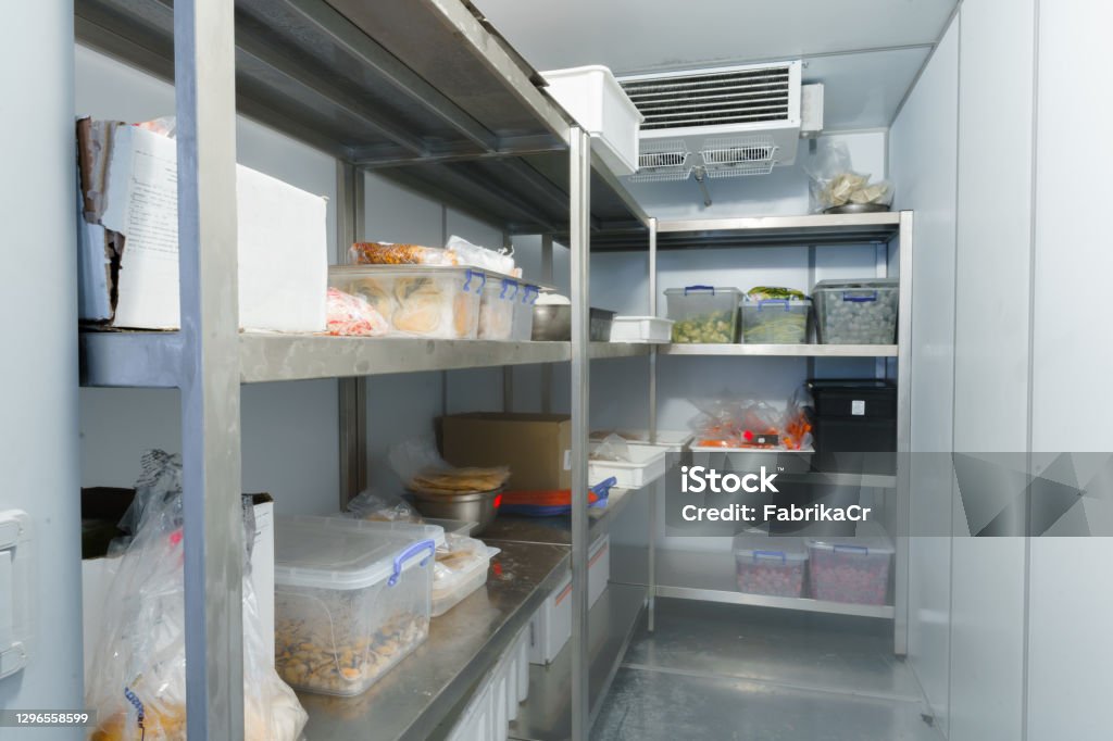 Vista cuerda Comercial Cámara De Refrigerador Con Estantes De Acero En Un Restaurante Foto de  stock y más banco de imágenes de Restaurante - iStock