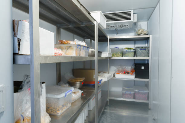 camera frigorifero con ripiani in acciaio in un ristorante - stanza di deposito foto e immagini stock