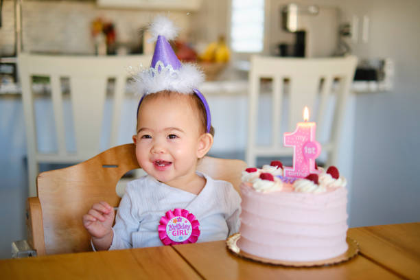 japanse amerikaanse baby die eerste verjaardag viert - eerste verjaardag stockfoto's en -beelden