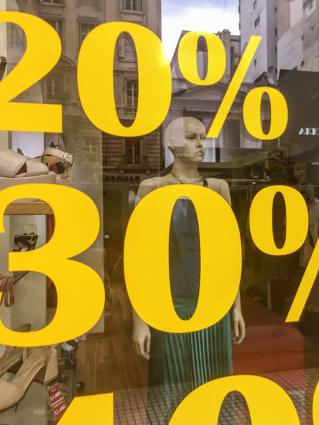réductions dans le magasin de vêtements féminins - number 20 percentage sign number glass photos et images de collection