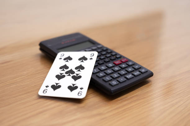 電卓とプレイカード黒スペード9 - nine of spades ストックフォトと画像