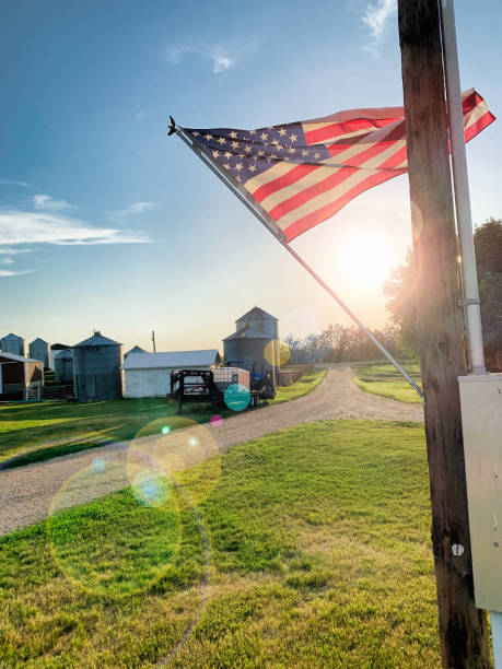 bandera americana en la granja - metal tin cloud vertical fotografías e imágenes de stock