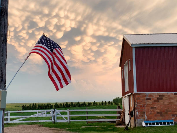 bandera americana en la granja - mammatus cloud fotografías e imágenes de stock