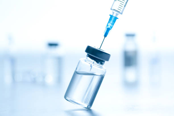 medical syringe with a needle and a bollte with vaccine. - syringe vaccination vial insulin imagens e fotografias de stock