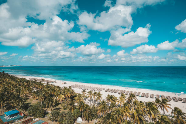 vista superior de la ciudad turística de varadero. cuba. la playa larga está a 20 km con tumbonas y sombrillas de paja y muchas palmeras. - varadero beach fotografías e imágenes de stock