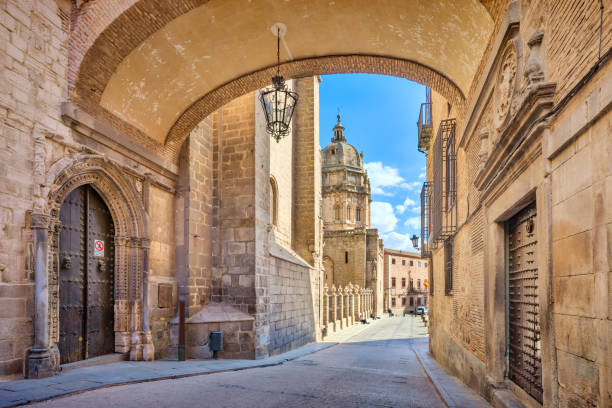 casco antiguo toledo españa catedral de toledo - narrow alley fotografías e imágenes de stock