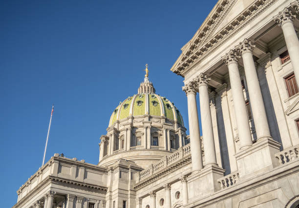 edifício do capitólio do estado, harrisburg, pensilvânia - pennsylvania harrisburg government state - fotografias e filmes do acervo