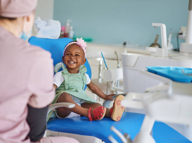 子供たちは笑顔が大好きで、そのように保つのを助けます - dentists chair 写真 ストックフォトと画像