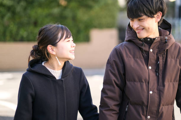 jovem casal andando em área residencial - somente japonês - fotografias e filmes do acervo