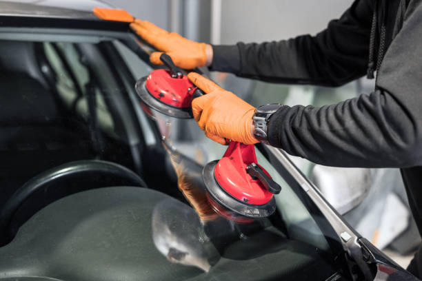 auto glass repair and replacement, close-up. foto de alta qualidade - mechanic auto repair shop manual worker men - fotografias e filmes do acervo