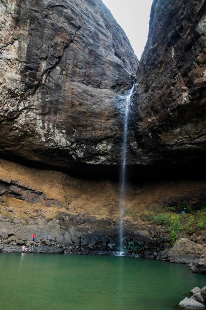 wodospad devkund w pobliżu lonavla, maharashtra - falling vertical green grass zdjęcia i obrazy z banku zdjęć