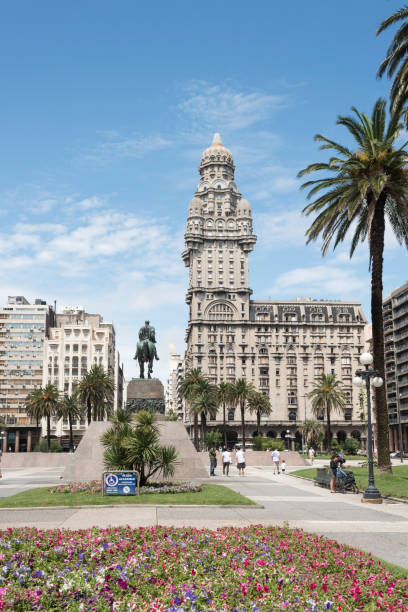 독립 광장, 플라자 인디펜덴시아, 그리고 살보 궁전의 외경, 짧은 기간 동안 라틴 아메리카에서 가장 높은 건물, 건설 된 때. 몬테비데오, 우루과이 - montevideo uruguay town square travel 뉴스 사진 이미지