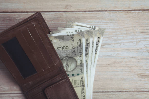 cinq cents billets indiens de roupie dans le portefeuille en cuir - currency indian currency new finance photos et images de collection