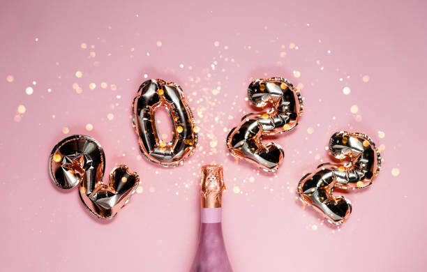 balões de papel alumínio de 2022 com garrafa de champanhe e confete. feliz ano novo e conceito festivo. espaço de cópia da vista horizontal superior. - cham mask - fotografias e filmes do acervo