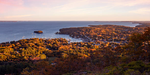 camden maine jesienią - town maine american culture camden maine zdjęcia i obrazy z banku zdjęć