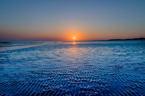 sonnenuntergang am strand von mandvi, kutch - horizontal landscape coastline gujarat stock-fotos und bilder