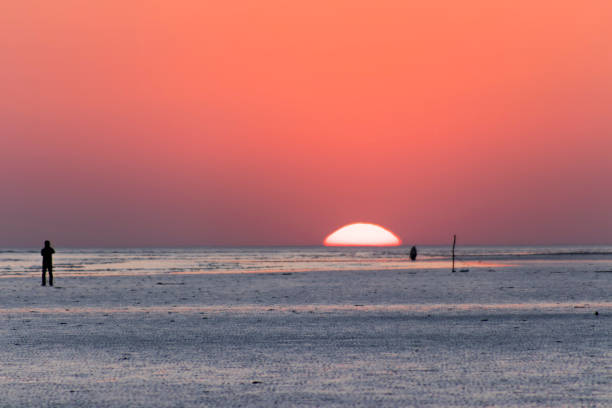 sonnenuntergang am strand von mandvi, kutch - horizontal landscape coastline gujarat stock-fotos und bilder