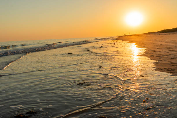 sonnenuntergang am strand von mandvi, kutch - horizontal landscape coastline gujarat stock-fotos und bilder