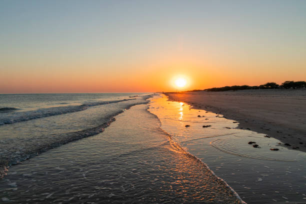 sunset at mandvi beach, kutch - horizontal landscape coastline gujarat imagens e fotografias de stock