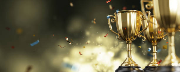 goldene trophäe tasse auf dunklem hintergrund. kopierbereich für text. 3d-rendering. - award trophy success achievement stock-fotos und bilder