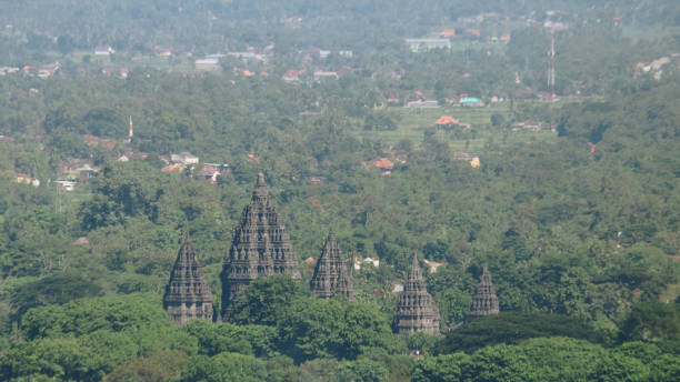 luftaufnahme des prambanan-tempels in yogykarta, indonesien. - prambanan temple stock-fotos und bilder
