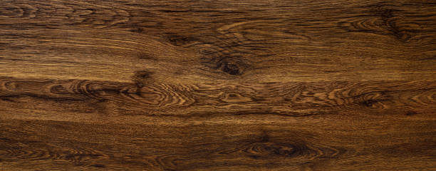 superficie in legno lucido. lo sfondo della trama in legno lucido. - knotted wood plank wall abstract texture foto e immagini stock