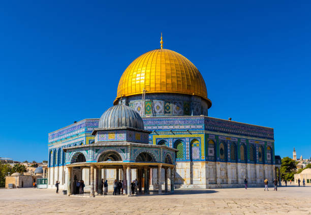 cúpula da rocha e domo do santuário da cadeia no templo monte de jerusalém cidade velha, israel - jerusalem dome jerusalem old city dome of the rock - fotografias e filmes do acervo